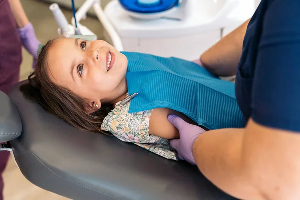 Ung flicka i tandvårdsklinik — Stockfoto