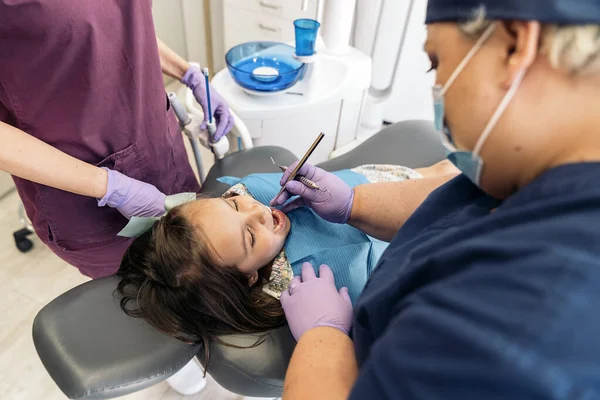 Девушка в стоматологической клинике — стоковое фото
