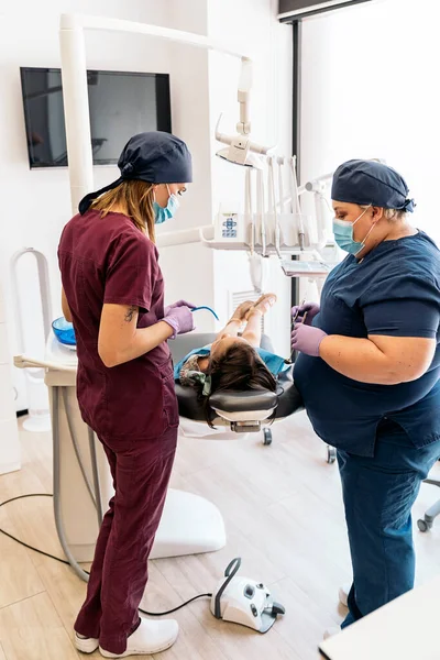 Работники стоматологической клиники с пациентом — стоковое фото