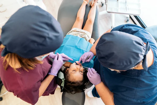 Молодая девушка во время регистрации в стоматологе — стоковое фото