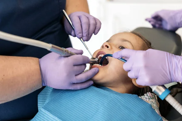 Ung flicka under Checkup i tandläkare — Stockfoto