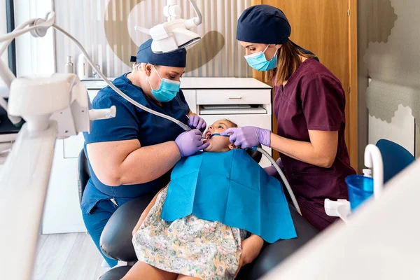 Trabalhadores da Clínica Dentária com Paciente Jovem — Fotografia de Stock