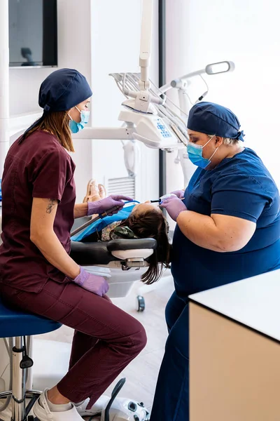 Tandheelkundige kliniekwerkers met patiënt — Stockfoto