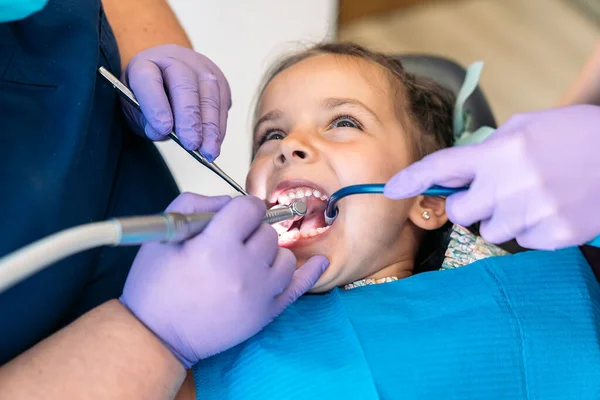 Ung flicka i tandläkare med öppen mun — Stockfoto