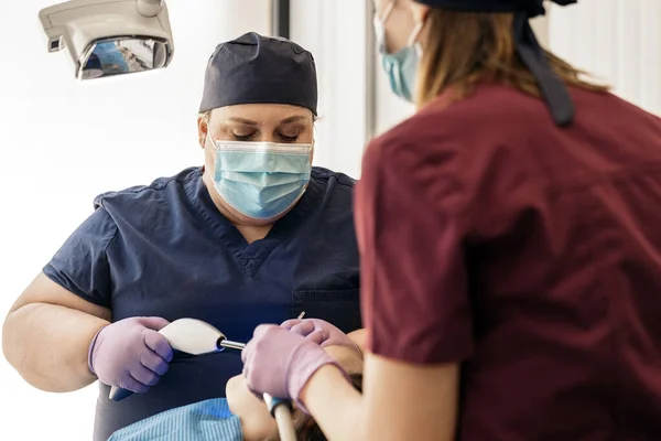 Dental Clinic Workers With Young Patient — Stock Photo, Image