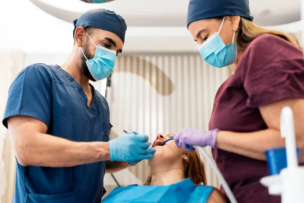 Пациентка во время посещения стоматолога — стоковое фото