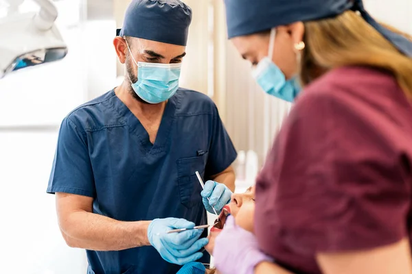 Молодой пациент во время посещения стоматолога — стоковое фото