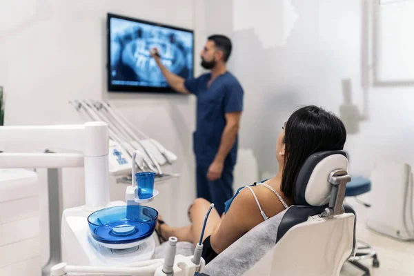 Operaio della clinica dentale che mostra i raggi X — Foto Stock