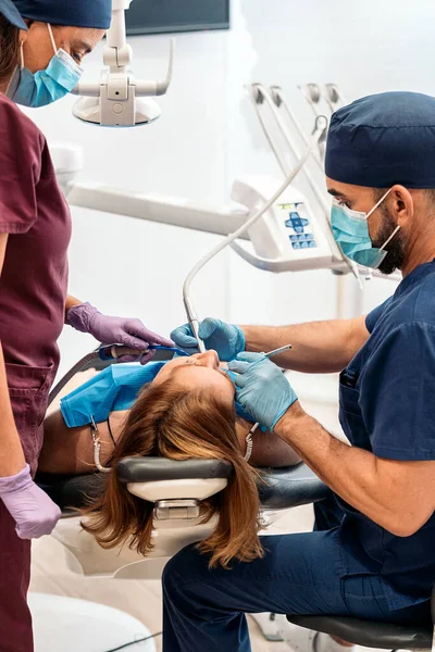 Paciente joven en dentista — Foto de Stock