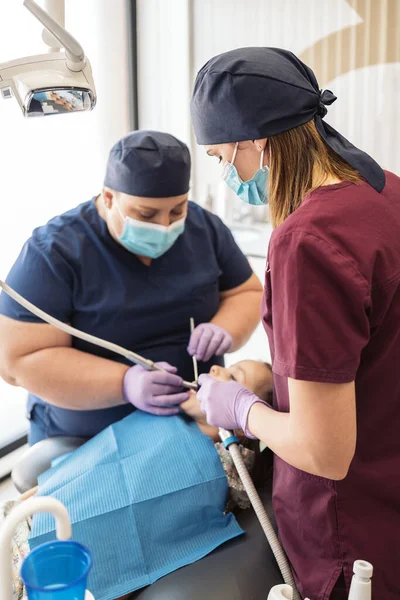 Dwie pracownice kliniki stomatologicznej — Zdjęcie stockowe
