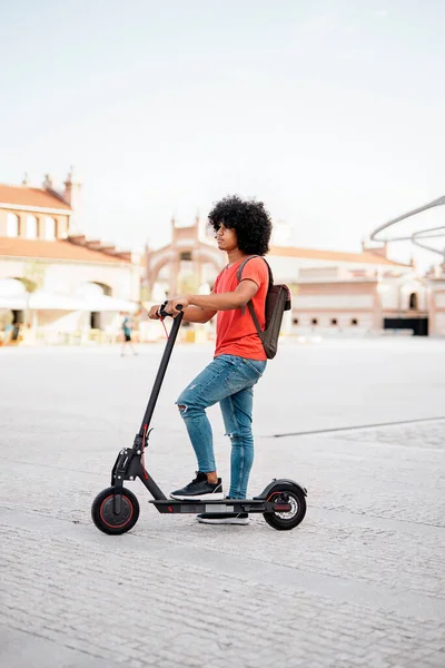 Niño negro joven con scooter eléctrico —  Fotos de Stock