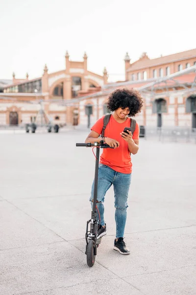 Afro American Boy mirando el teléfono —  Fotos de Stock