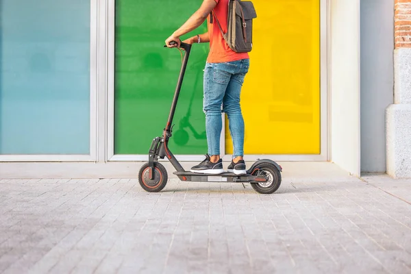 Chico sin rostro montando scooter eléctrico —  Fotos de Stock