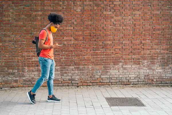 Joven afroamericano chico caminando — Foto de Stock