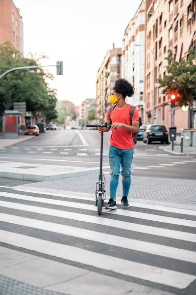 Afrikai amerikai fiú a Crosswalk-on — Stock Fotó