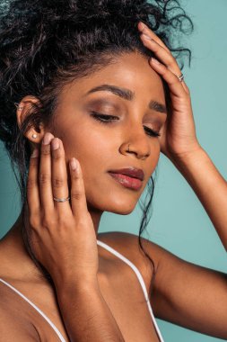 Stüdyoda Makyajlı Özel Bir Kadın