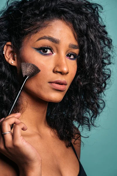 Vrouw met cool make-up portret — Stockfoto