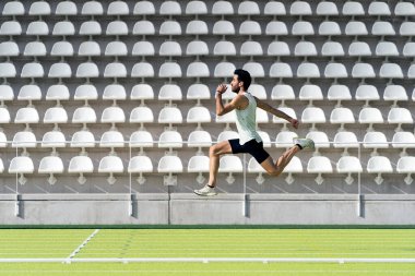 Sporcu Atletizm Pistinde Çalışıyor