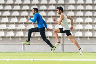 Koşan İki Atletin Yan Görünümü