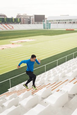 Siyah Sporcu Atletik Pistte Pratik Yapıyor