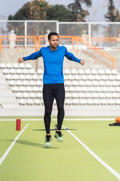 Vista frontal del atleta haciendo Sprint — Foto de Stock