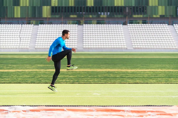 Vista lateral del atleta haciendo Sprint — Foto de Stock
