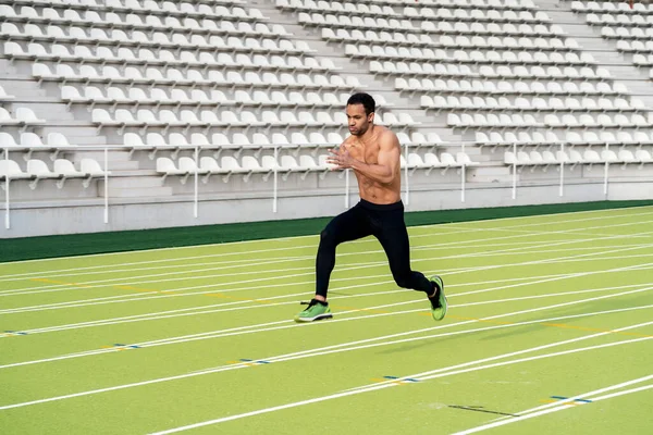 Vista lateral del atleta haciendo Sprint — Foto de Stock