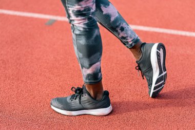 Koşucu bacaklarını açıyor.