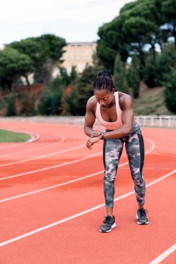 Koşucu saati izliyor.