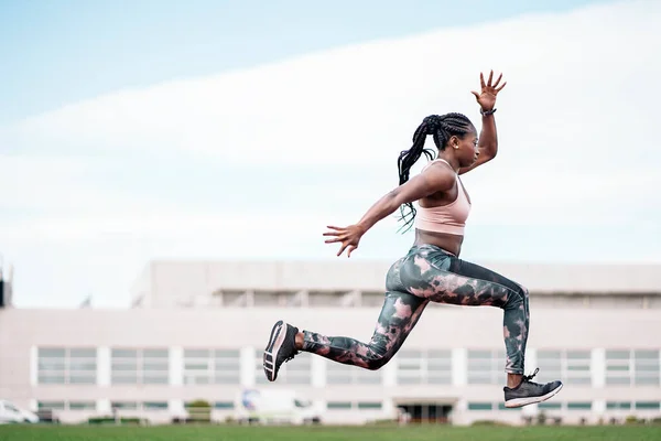 Jeune athlète afro-américain sprinter jumping — Photo