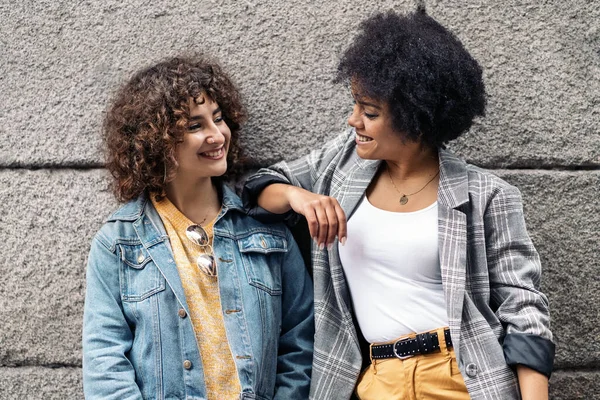 Havalı Afro Kız ve Arkadaş Gülümseyen — Stok fotoğraf