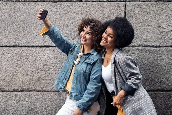 Afro Girl and Friend Taking Selfie — Stock Photo, Image