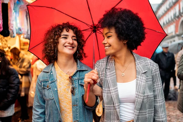 Amigos felizes no dia chuvoso — Fotografia de Stock