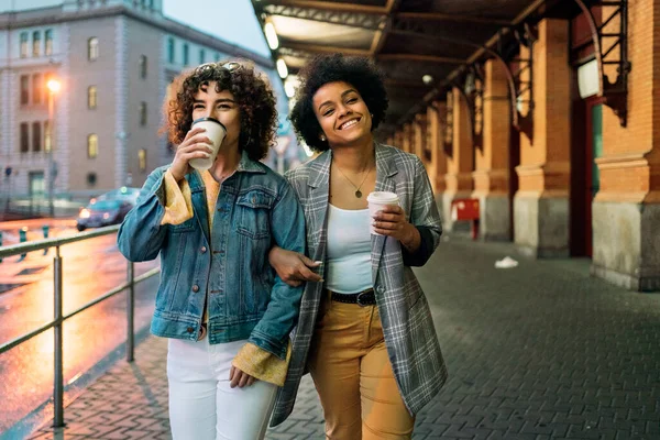 Afro Girl és barátja az utcában — Stock Fotó