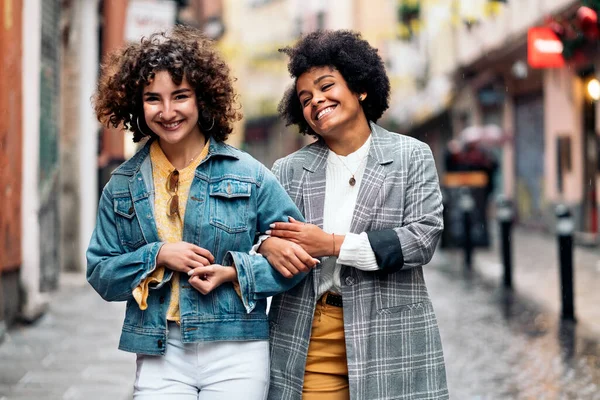 Friends Walking in Rainy Day — Stock Photo, Image