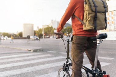 Bisikletli Havalı Genç Adam