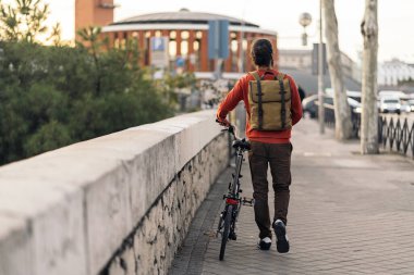 Katlanan Bisiklet Taşıyan Genç Adam