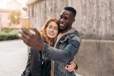 Çok Irklı Çift Fotoğraf Çekiyor