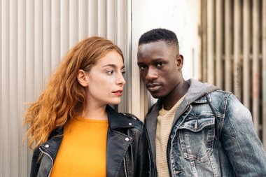 Kızıl Saçlı Kadın ve Afro Çocuk