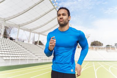 Koşu yapan atletlerin yan görünümü