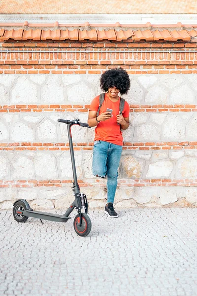 Afro amerykański chłopiec przy użyciu telefonu — Zdjęcie stockowe