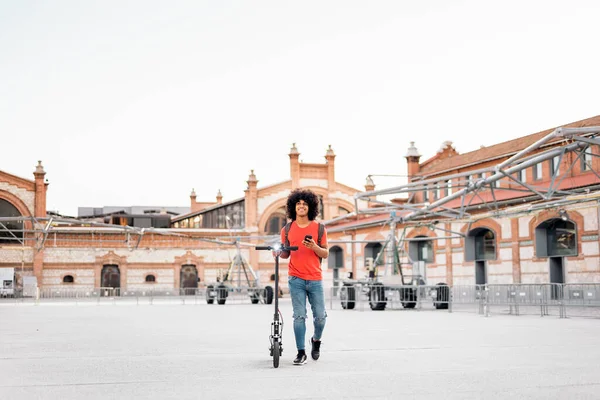 Menino Afro-Americano Caminhando — Fotografia de Stock