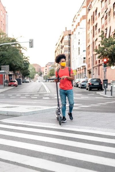 Rapaz Africano Americano em Crosswalk — Fotografia de Stock