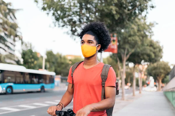 Pemuda Afrika Amerika Boy Dengan Scooter Listrik — Stok Foto