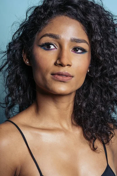 Model dragen make-up in de studio — Stockfoto