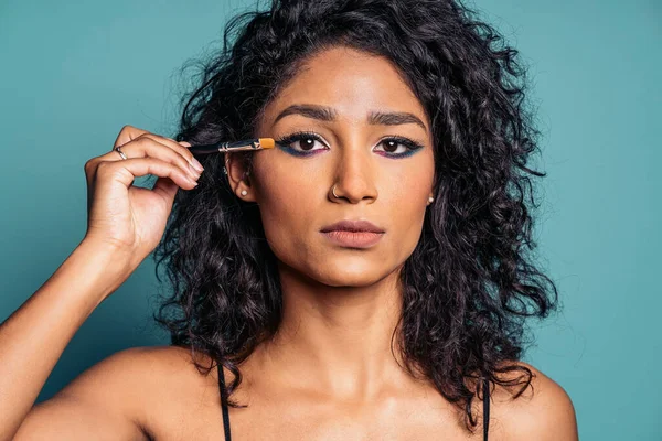 Vrouw met behulp van Eye Make-up Brush — Stockfoto