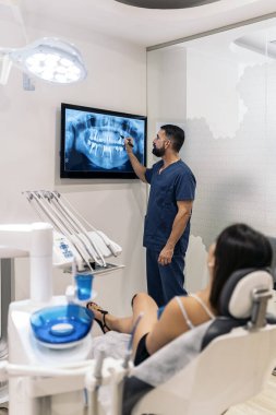 Diş Kliniği İşçisi X-ray gösteriyor