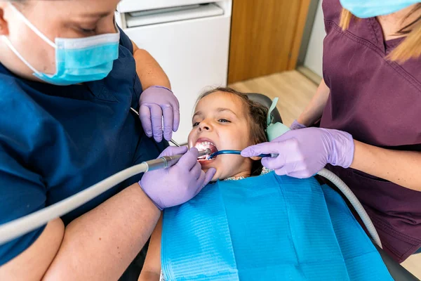 Ung vacker flicka i tandläkare — Stockfoto