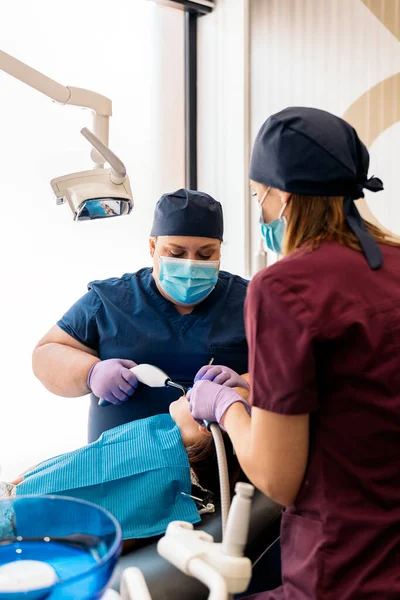 Operatori di cliniche dentali con giovane paziente — Foto Stock