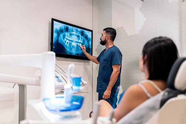 Dental Clinic Worker Showing X-ray — Stock Photo, Image